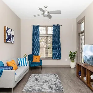 Chic Uptown Unit With Gym, Pool Apartment